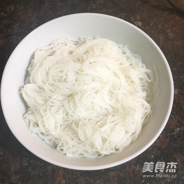 番茄<a href=/shicai/mimian/MiFen/index.html target=_blank><u>米粉</u></a>的做法