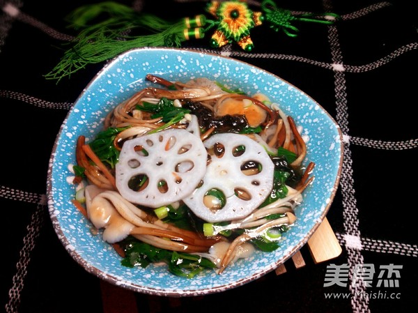 金针<a href=/shicai/shucai/LianOu/index.html target=_blank><u>莲<a href=/shicai/shucai/Ou/index.html target=_blank><u>藕</u></a></u></a>汤的做法