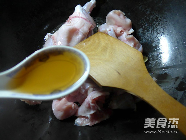 香葱烧<a href=/shicai/shuichanpin/NiuWa/index.html target=_blank><u>牛蛙</u></a>的做法