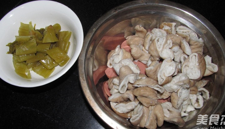 酸菜<a href=/shicai/shuichanpin/JiYu/index.html target=_blank><u>鲫鱼</u></a>肥肠汤的做法