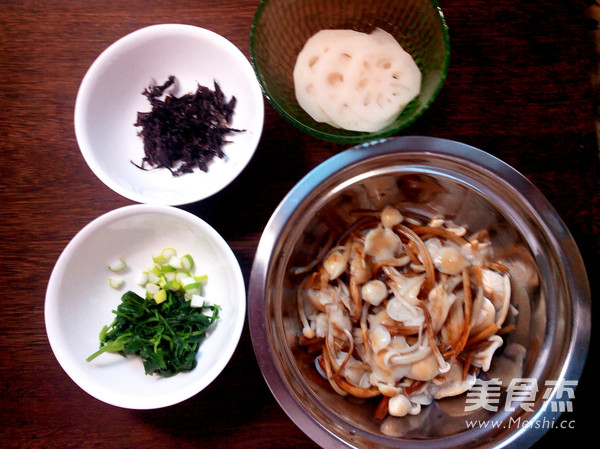 金针<a href=/shicai/shucai/LianOu/index.html target=_blank><u>莲<a href=/shicai/shucai/Ou/index.html target=_blank><u>藕</u></a></u></a>汤的做法