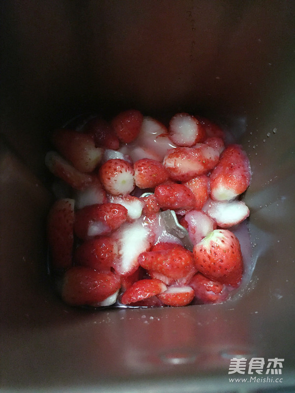 酸甜<a href=/shicai/guopin/CaoMei/index.html target=_blank><u>草莓</u></a>酱-<a href=/shicai/mimian/MianBao/index.html target=_blank><u>面包</u></a>机版的做法