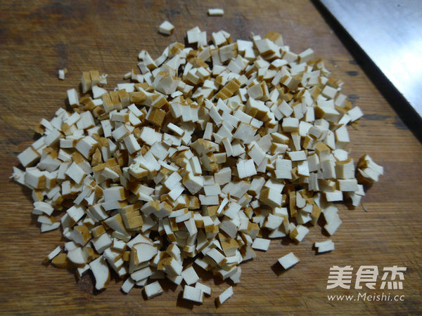 <a href=/shicai/mimian/XiangGan/index.html target=_blank><u>香干</u></a>蒿菜馅春卷的做法