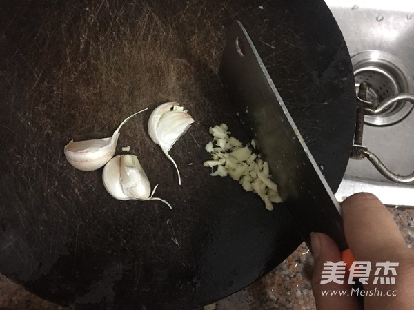 <a href=/shicai/shuichanpin/LuYu/index.html target=_blank><u>鲈鱼</u></a>怎么做好吃——蒜香<a href=/shicai/shuichanpin/LuYu/index.html target=_blank><u>鲈鱼</u></a>的做法