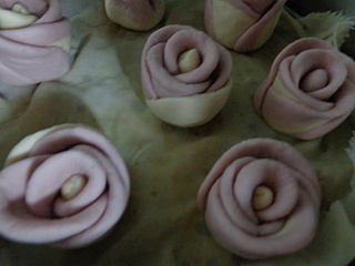 <a href=/shicai/shucai/MeiGuiHua/index.html target=_blank><u>玫瑰花</u></a>馒头