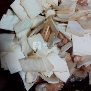 <a href=/shicai/rouqin/ZhengJi/index.html target=_blank><u>鸡肉</u></a>炒<a href=/shicai/shucai/JiTuiGu/index.html target=_blank><u><a href=/shicai/rouqin/JiTui/index.html target=_blank><u>鸡腿</u></a>菇</u></a>