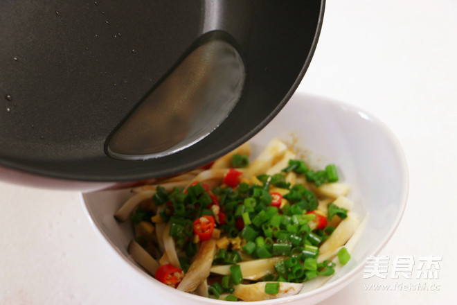 手撕<a href=/shicai/shucai/XingBaoGu/index.html target=_blank><u><a href=/shicai/guopin/Xing/index.html target=_blank><u>杏</u></a>鲍菇</u></a>的做法