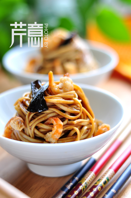 开<a href=/shicai/shucai/YangCong/index.html target=_blank><u>洋葱</u></a>油拌面