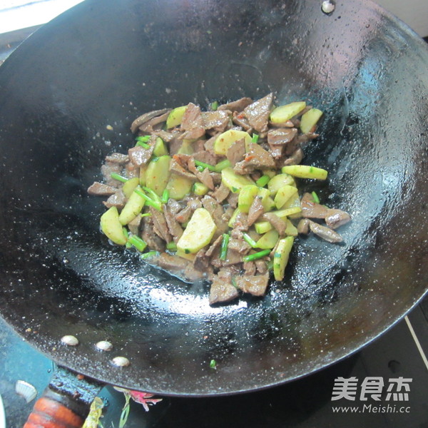 黄反炒<a href=/shicai/rouqin/ZhuGan/index.html target=_blank><u>猪肝</u></a>的做法