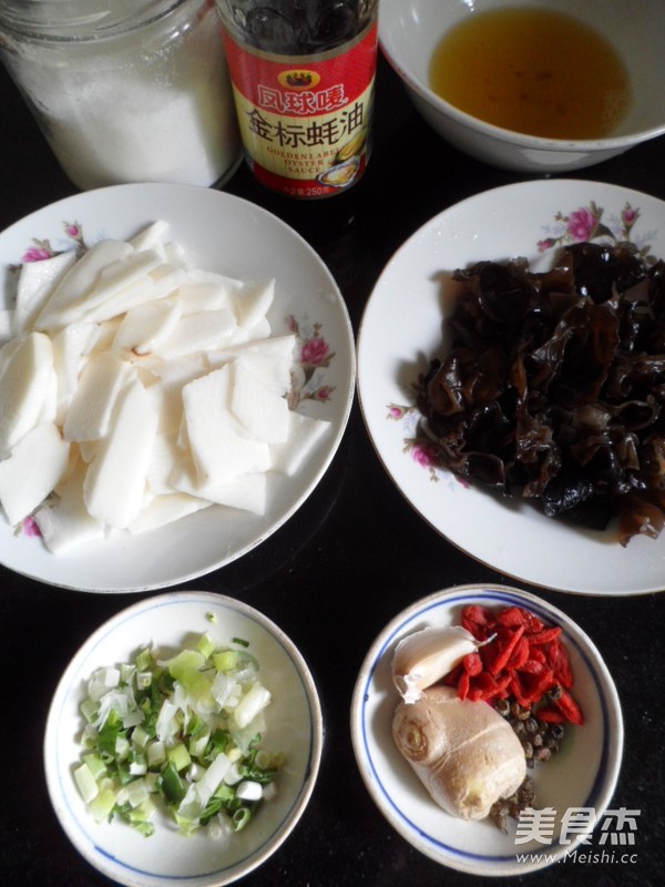 黑<a href=/shicai/shucai/MuEr/index.html target=_blank><u>木耳</u></a>炒<a href=/shicai/shucai/ShanYao/index.html target=_blank><u>山药</u></a>的做法