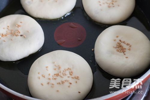 <a href=/shicai/rouqin/NiuRou/index.html target=_blank><u>牛肉</u></a>馅饼的做法