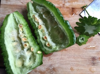 <a href=/shicai/shucai/KuGua/index.html target=_blank><u>苦瓜</u></a><a href=/shicai/mimian/HuangDou/index.html target=_blank><u>黄豆</u></a>骨头汤