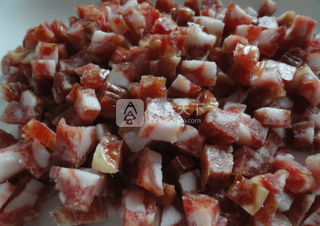 <a href=/shicai/rouqin/XiangChang/index.html target=_blank><u>香肠</u></a>炒<a href=/shicai/mimian/QingDou/index.html target=_blank><u>青豆</u></a>