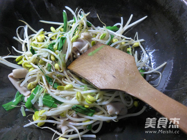 <a href=/shicai/rouqin/E/index.html target=_blank><u>鹅</u></a>肠炒<a href=/shicai/shucai/HuangDouYa/index.html target=_blank><u><a href=/shicai/mimian/HuangDou/index.html target=_blank><u>黄豆</u></a>芽</u></a>的做法