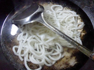 <a href=/shicai/shucai/JiuCai/index.html target=_blank><u>韭菜</u></a><a href=/shicai/rouqin/JiDan/index.html target=_blank><u>鸡蛋</u></a>炒乌冬面