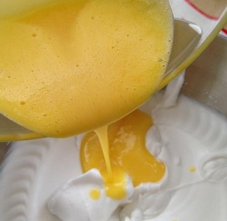 樱花<a href=zt/qifengdg target=_blank><u>戚风蛋糕</u></a>卷