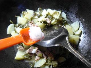 <a href=/shicai/rouqin/JiZhen/index.html target=_blank><u>鸡胗</u></a>雪菜炒<a href=/shicai/shucai/TuDou/index.html target=_blank><u>土豆</u></a>