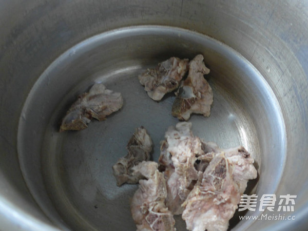 <a href=/shicai/shucai/XieWeiGu/index.html target=_blank><u>蟹味菇</u></a><a href=/shicai/shucai/BaiCai/index.html target=_blank><u>白菜</u></a><a href=/shicai/rouqin/LongGu/index.html target=_blank><u>龙骨</u></a>汤的做法