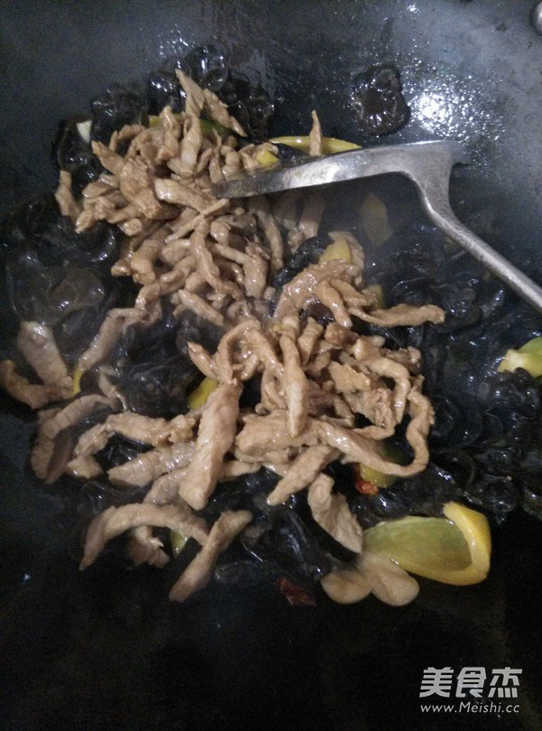 <a href=/shicai/shucai/MuEr/index.html target=_blank><u>木耳</u></a>炒肉丝的做法