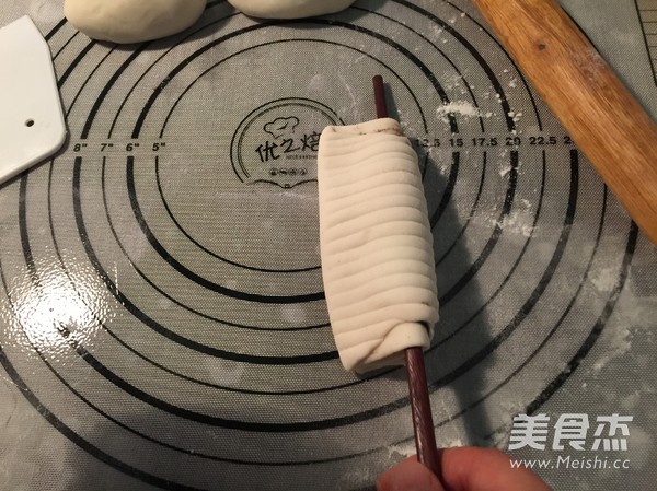 贝壳<a href=/shicai/guopin/HeiZhiMa/index.html target=_blank><u>黑<a href=/shicai/guopin/ZhiMa/index.html target=_blank><u>芝麻</u></a></u></a>花卷的做法