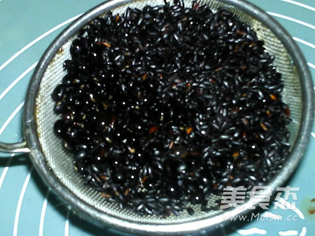 乌发三<a href=/shicai/mimian/HeiMi/index.html target=_blank><u>黑米</u></a>糊的做法