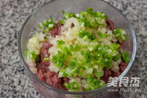 <a href=/shicai/rouqin/NiuRou/index.html target=_blank><u>牛肉</u></a>馅饼的做法