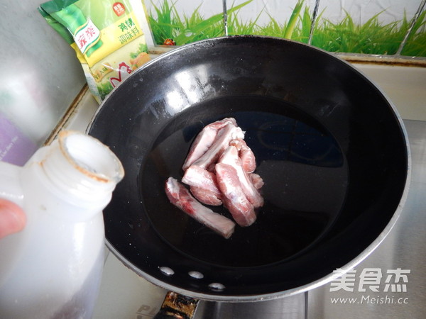 白<a href=/shicai/shucai/LuoBo/index.html target=_blank><u>萝卜</u></a><a href=/shicai/rouqin/LeiPai/index.html target=_blank><u>肋排</u></a>汤的做法