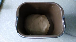 <a href=/shicai/mimian/NiuNai/index.html target=_blank><u>牛奶</u></a><a href=/shicai/guopin/XingRen/index.html target=_blank><u><a href=/shicai/guopin/Xing/index.html target=_blank><u>杏</u></a>仁</u></a>花环<a href=/shicai/mimian/MianBao/index.html target=_blank><u>面包</u></a>