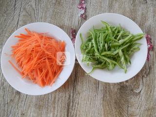 腊肠炒<a href=/shicai/mimian/YuMi/index.html target=_blank><u>玉米</u></a><a href=/shicai/mimian/MianTiao/index.html target=_blank><u>面条</u></a>