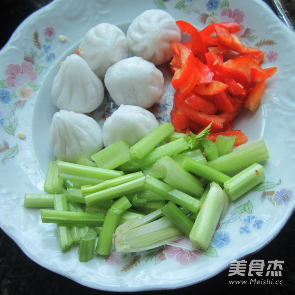 <a href=/shicai/shucai/QinCai/index.html target=_blank><u>芹菜</u></a><a href=/shicai/mimian/NuoMi/index.html target=_blank><u>糯米</u></a>包的做法