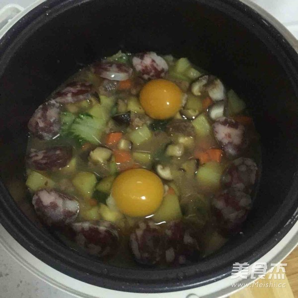 <a href=/shicai/rouqin/XiangChang/index.html target=_blank><u>香肠</u></a>杂蔬焖饭的做法