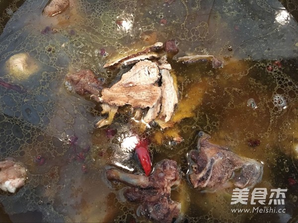 <a href=/shicai/yaoshi/DangGui/index.html target=_blank><u>当归</u></a><a href=/shicai/rouqin/YangRou/index.html target=_blank><u>羊肉</u></a>汤的做法