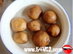 <a href=/shicai/shucai/QingCai/index.html target=_blank><u>青菜</u></a>炒<a href=/shicai/shucai/XiangGu/index.html target=_blank><u>香菇</u></a>的做法2