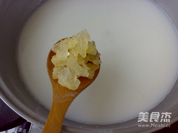 <a href=/shicai/guopin/XingRen/index.html target=_blank><u><a href=/shicai/guopin/Xing/index.html target=_blank><u>杏</u></a>仁</u></a><a href=/shicai/shucai/GuiHua/index.html target=_blank><u>桂花</u></a>露的做法