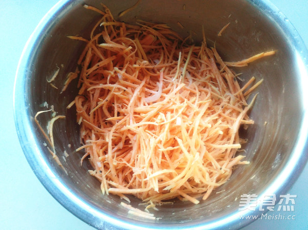 <a href=/shicai/shucai/HongShu/index.html target=_blank><u>红薯</u></a>丝饼的做法