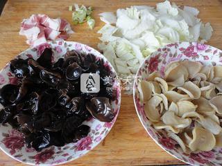 <a href=/shicai/shucai/MuEr/index.html target=_blank><u>木耳</u></a>炒<a href=/shicai/shucai/BaiCai/index.html target=_blank><u>白菜</u></a><a href=/shicai/shucai/TuDou/index.html target=_blank><u>土豆</u></a>干
