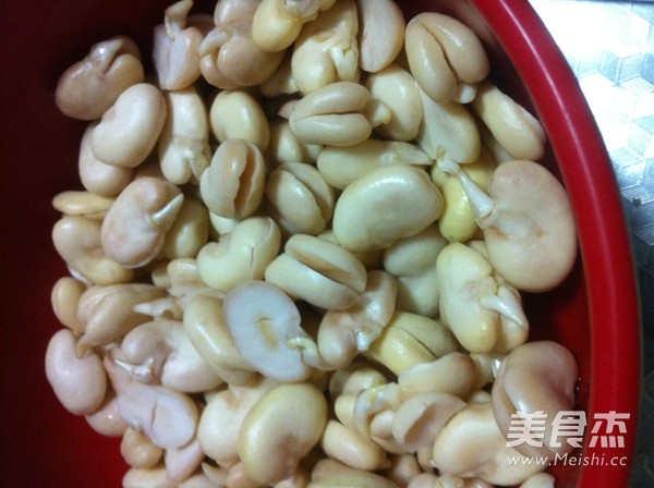 腐乳烧<a href=/shicai/shucai/CanDou/index.html target=_blank><u>蚕豆</u></a>的做法