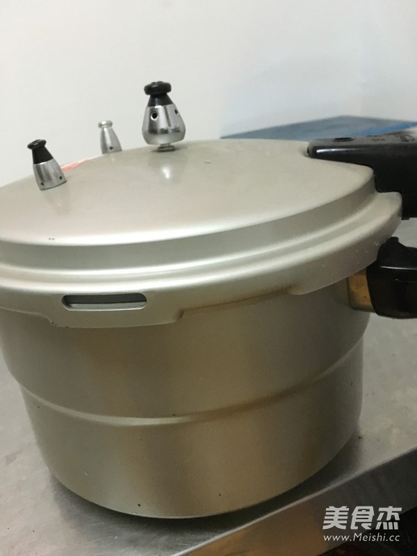 九旺源<a href=/shicai/shucai/LianOu/index.html target=_blank><u>莲<a href=/shicai/shucai/Ou/index.html target=_blank><u>藕</u></a></u></a><a href=/shicai/rouqin/PaiGu/index.html target=_blank><u>排骨</u></a>汤的做法