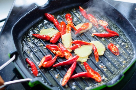 <a href=/shicai/shucai/SuanMiao/index.html target=_blank><u>蒜苗</u></a>炒<a href=/shicai/rouqin/XiangChang/index.html target=_blank><u>香肠</u></a>步骤4