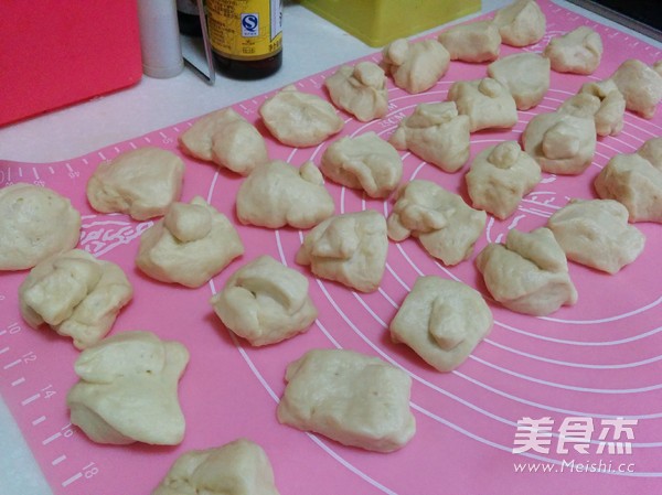 香葱<a href=/shicai/mimian/ZhiShi/index.html target=_blank><u>芝士</u></a>绣球包的做法