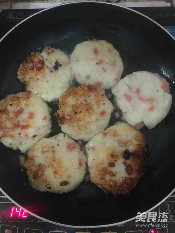 自制<a href=/shicai/shucai/TuDou/index.html target=_blank><u>土豆</u></a>饼的做法