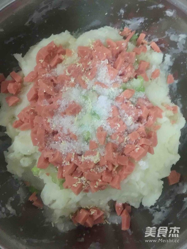 自制<a href=/shicai/shucai/TuDou/index.html target=_blank><u>土豆</u></a>饼的做法