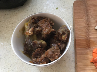 <a href=/shicai/shucai/BoCai/index.html target=_blank><u>菠菜</u></a><a href=/shicai/rouqin/NiuRou/index.html target=_blank><u>牛肉</u></a>块面