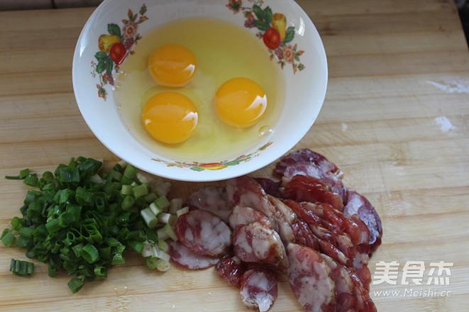 <a href=/shicai/rouqin/JiDan/index.html target=_blank><u>鸡蛋</u></a>炒腊肠的做法