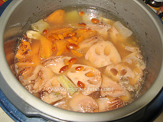 腔排<a href=/shicai/shucai/LianOu/index.html target=_blank><u>莲<a href=/shicai/shucai/Ou/index.html target=_blank><u>藕</u></a></u></a>养生汤