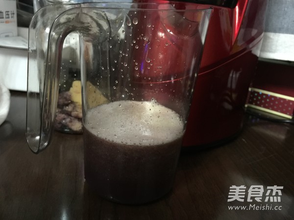 <a href=/shicai/guopin/LanMei/index.html target=_blank><u>蓝莓</u></a><a href=/shicai/guopin/PingGuo/index.html target=_blank><u>苹果</u></a><a href=/shicai/guopin/Li/index.html target=_blank><u>梨</u></a>汁的做法