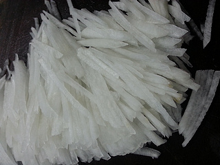 银丝<a href=/shicai/shuichanpin/JiYu/index.html target=_blank><u>鲫鱼</u></a>汤