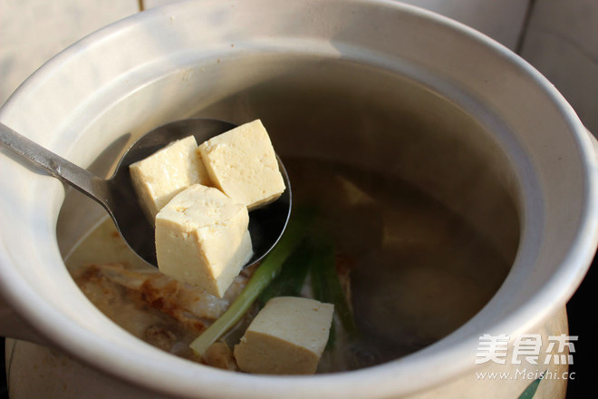 <a href=/shicai/shuichanpin/YuYuTou/index.html target=_blank><u>鱼头</u></a><a href=/shicai/mimian/DouFu/index.html target=_blank><u>豆腐</u></a>汤的做法