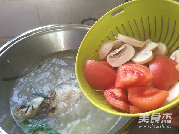 <a href=/shicai/shuichanpin/JiYu/index.html target=_blank><u>鲫鱼</u></a>汤的做法