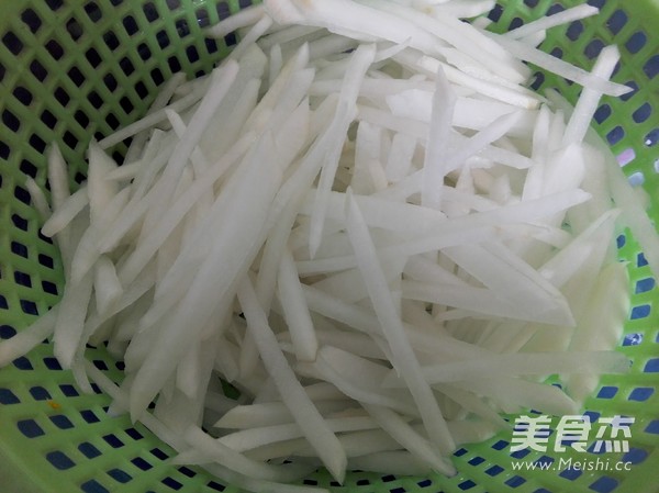 白<a href=/shicai/shucai/LuoBo/index.html target=_blank><u>萝卜</u></a>丝汤的做法